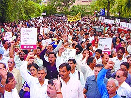 DUTA members protesting against the UGC directives on increasing the workload of teachers. September 11, 2002